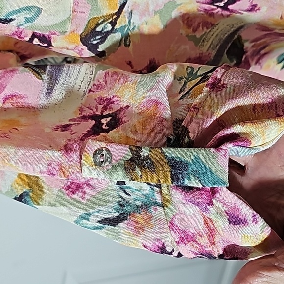 Modern Attraction, button-down blouse. Beautiful floral print. 3/4 tab sleeves. - Picture 4 of 13